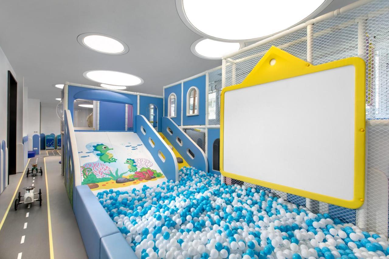 Xiamen International Seaside Hotel -Hotel Corridor Leads To The Stone Exhibition Hall מראה חיצוני תמונה