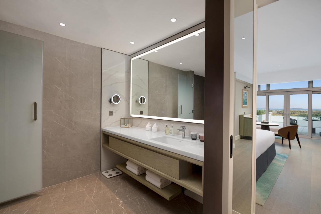 Xiamen International Seaside Hotel -Hotel Corridor Leads To The Stone Exhibition Hall מראה חיצוני תמונה