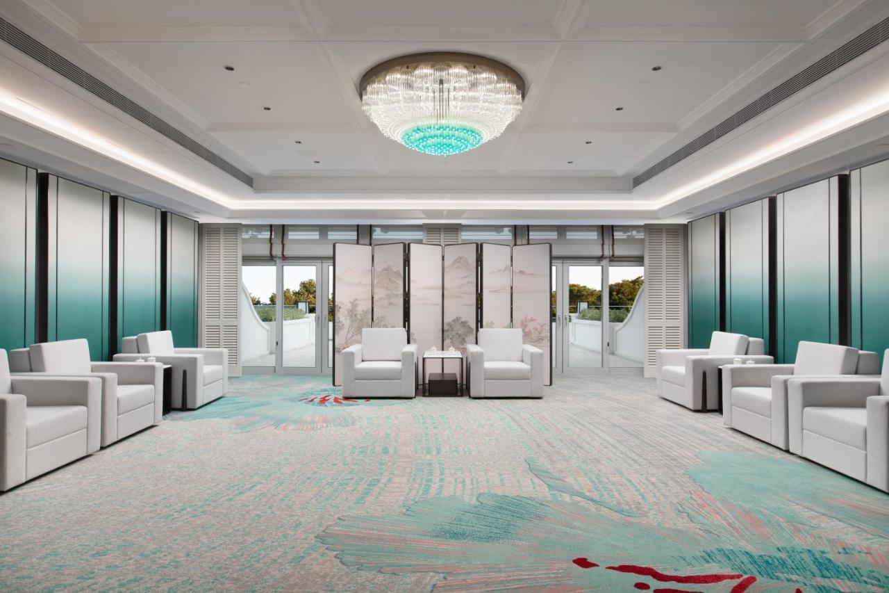 Xiamen International Seaside Hotel -Hotel Corridor Leads To The Stone Exhibition Hall מראה חיצוני תמונה