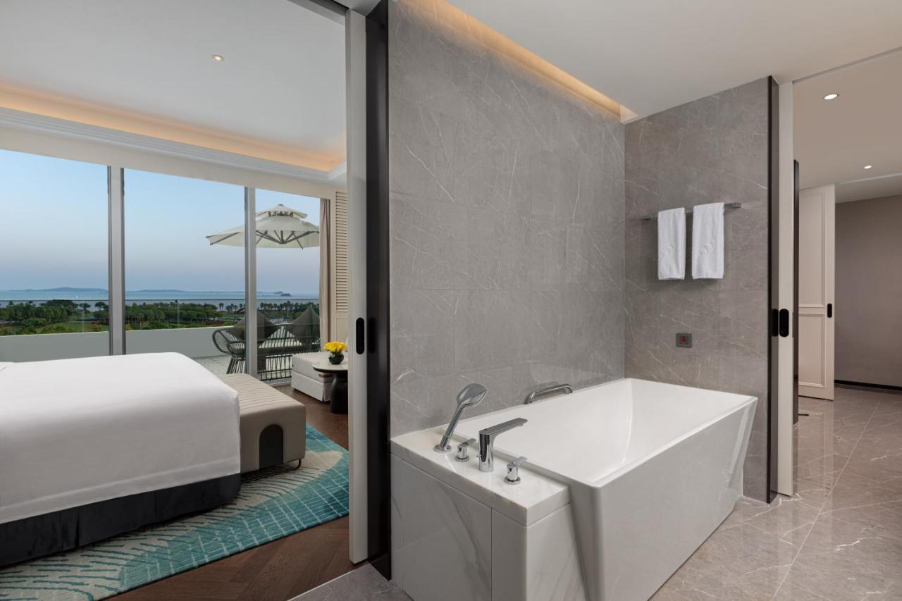 Xiamen International Seaside Hotel -Hotel Corridor Leads To The Stone Exhibition Hall מראה חיצוני תמונה