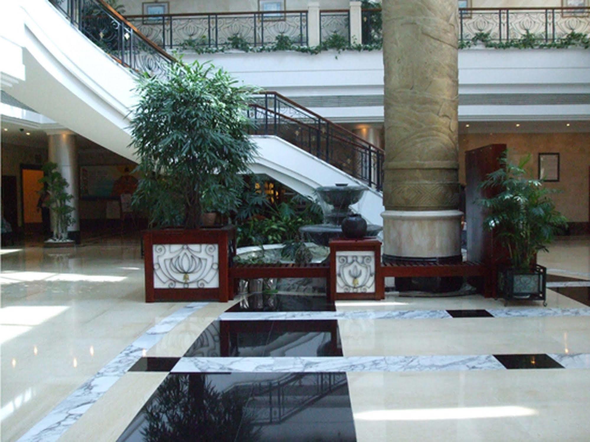 Xiamen International Seaside Hotel -Hotel Corridor Leads To The Stone Exhibition Hall מראה חיצוני תמונה