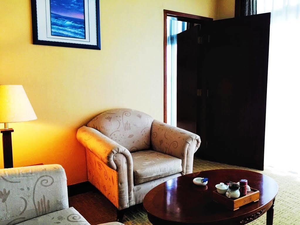 Xiamen International Seaside Hotel -Hotel Corridor Leads To The Stone Exhibition Hall מראה חיצוני תמונה