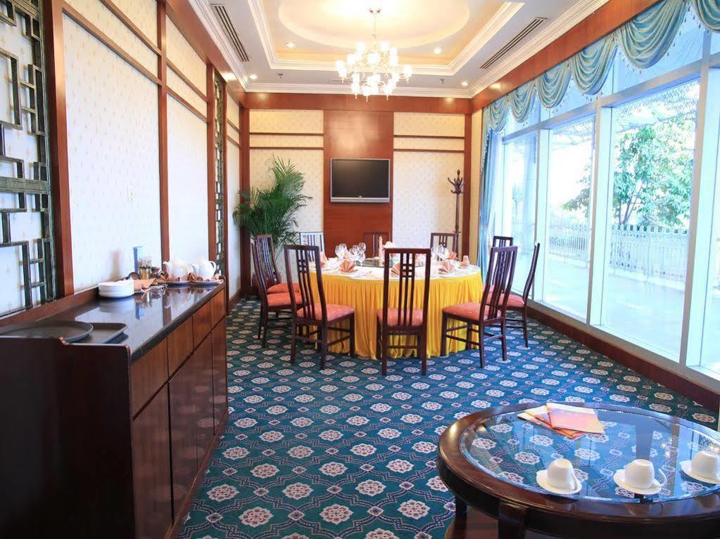 Xiamen International Seaside Hotel -Hotel Corridor Leads To The Stone Exhibition Hall מראה חיצוני תמונה