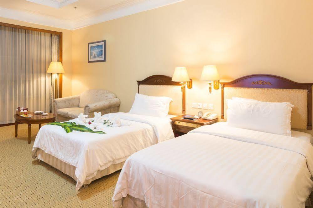 Xiamen International Seaside Hotel -Hotel Corridor Leads To The Stone Exhibition Hall מראה חיצוני תמונה