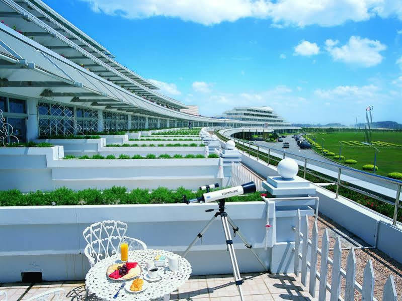 Xiamen International Seaside Hotel -Hotel Corridor Leads To The Stone Exhibition Hall מראה חיצוני תמונה