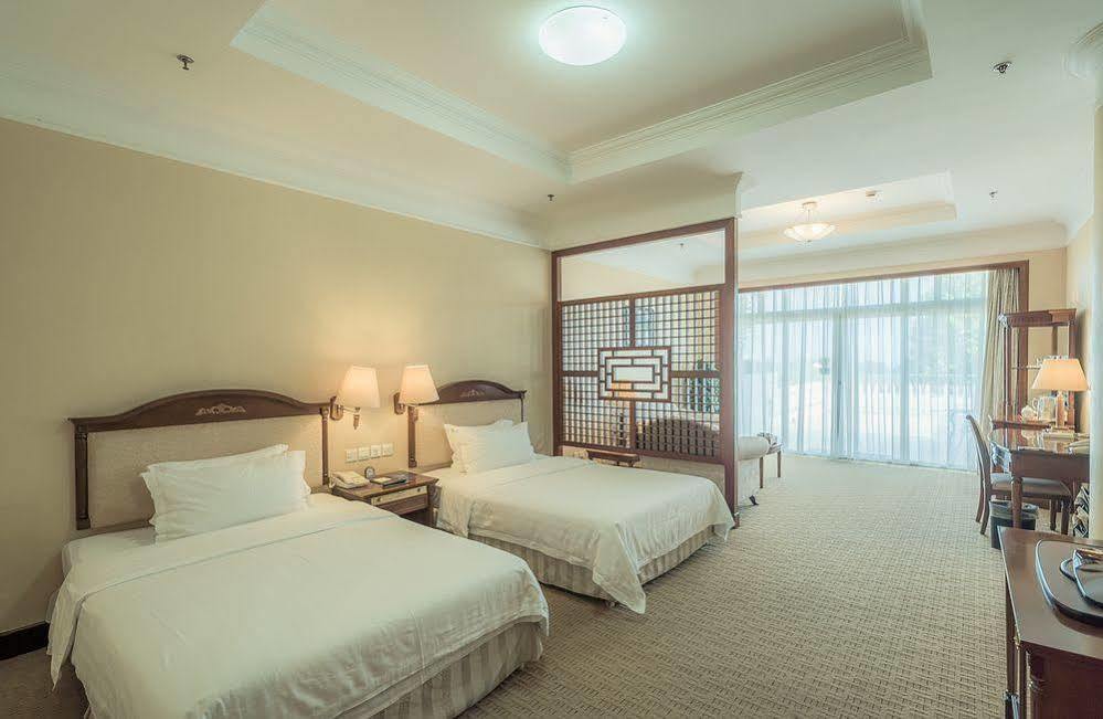 Xiamen International Seaside Hotel -Hotel Corridor Leads To The Stone Exhibition Hall מראה חיצוני תמונה